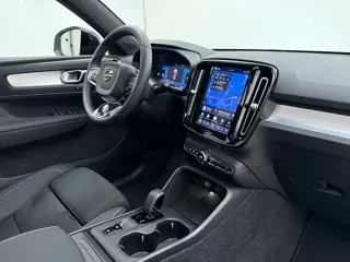 Foto 18 van Volvo XC40 B4 211pk Plus Dark / 20'' / 360 Camera / Trekhaak / Pixel Koplampen / Panoramadak / Nubuc