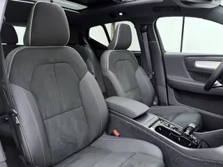 Foto 18 van Volvo XC40 B4 211pk Plus Dark / 20'' / Pixel Koplampen / Panoramadak / Getint Glas / Nubuck / 360 Ca