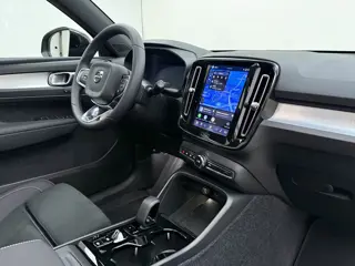 Foto 12 van Volvo XC40 B4 211pk Plus Dark / 20'' / Pixel Koplampen / Panoramadak / Getint Glas / Nubuck / 360 Ca