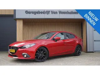 Mazda 3 2.0 120pk GT-M *Black Optik* Leder HUD BOSE LED Stoelverwarming Keyless *Soul Red Pearl* NL 