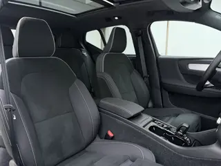 Foto 15 van Volvo XC40 B4 211pk Plus Dark / Nubuck / Elektr. Stoelen / Panoramadak / Trekhaak / Harman&Kardon Au