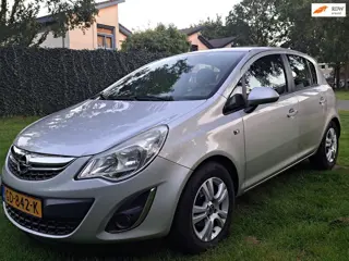 Foto 12 van Opel Corsa 1.2-16V Design Edition AIRCO SPORTVELGEN.