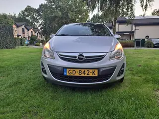 Foto 13 van Opel Corsa 1.2-16V Design Edition AIRCO SPORTVELGEN.
