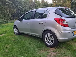 Foto 14 van Opel Corsa 1.2-16V Design Edition AIRCO SPORTVELGEN.