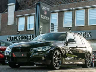 BMW 3 Serie Touring 318i M Sport ORG NL PANO HARMAN KARDON 19 INCH HUD CAMERA BOMVOL!!