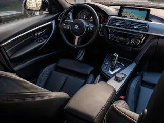 Foto 13 van BMW 3 Serie Touring 318i M Sport ORG NL PANO HARMAN KARDON 19 INCH HUD CAMERA BOMVOL!!