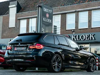 Foto 14 van BMW 3 Serie Touring 318i M Sport ORG NL PANO HARMAN KARDON 19 INCH HUD CAMERA BOMVOL!!