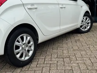 Foto 20 van Hyundai I20 1.2i i-Drive 2014 WIT 5drs AIRCO LM APK NAP!