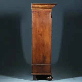 Foto 17 van Stoere 17e eeuwse 2-deurs kast op bolpoten  Prachtige patina oude kleur