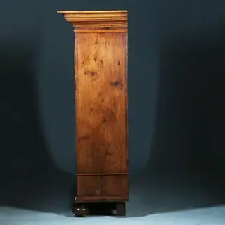 Foto 18 van Stoere 17e eeuwse 2-deurs kast op bolpoten  Prachtige patina oude kleur