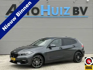 BMW 1-serie 118i Sport Line Trekhaak LED PDC Carplay DAB 18 Inch Sportstoelen