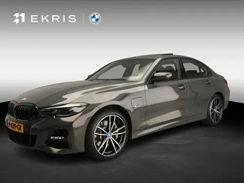BMW 3 Serie Sedan 330e | M-Sportpakket | Laserlicht | Leder | Navigatie | Trekhaak | SOH 93% | Schui