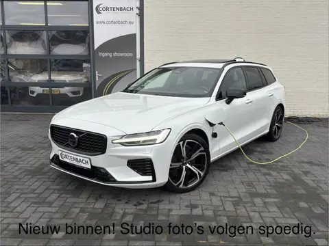 Volvo V60 2.0 T8 Plug-in hybrid AWD Ultimate Dark | Zwenkbare trekhaak | Panoramadak | Stoelmassage 