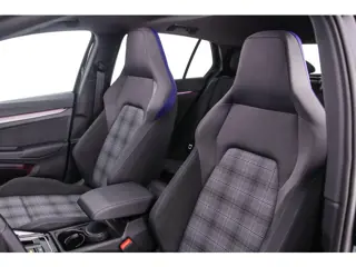 Foto 17 van Volkswagen Golf GTE 1.5 TSI eHybrid 272pk DSG Automaat, Trekhaak, Panoramadak, 360 camera, Stoelverw