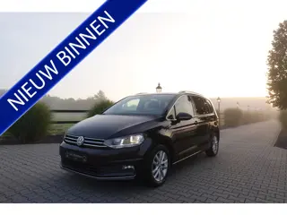 Volkswagen Touran 1.5 TSI Highline 7p | Stoelverwarming | Stuurwielverw. | Carplay | Massage | Adapt
