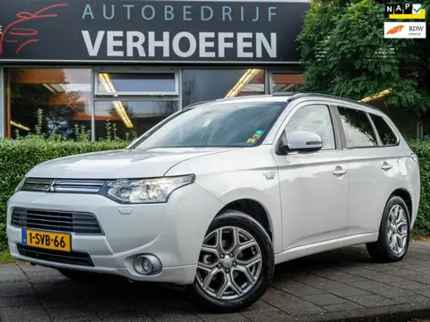 Mitsubishi Outlander 2.0 PHEV Instyle+ PANORAMADAK - ACC - CAMERA - STOELVERWARMING - LEDEREN BEKLED