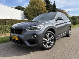 BMW X1 sDrive18i High Executive / AUTOMAAT / NAVI / CAMERA / TREKHAAK / LEER / 113dkm!