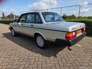 Volvo 240 zilvergrijs-zwart bouwjaar 1987