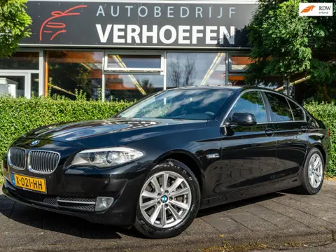 BMW 5-serie 528i High Executive | M STYLING | XENON | STOELVERWARMING | CRUISE / CLIMATE | NAVIGATIE