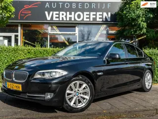 BMW 5-serie 528i High Executive | M STYLING | XENON | STOELVERWARMING | CRUISE / CLIMATE | NAVIGATIE
