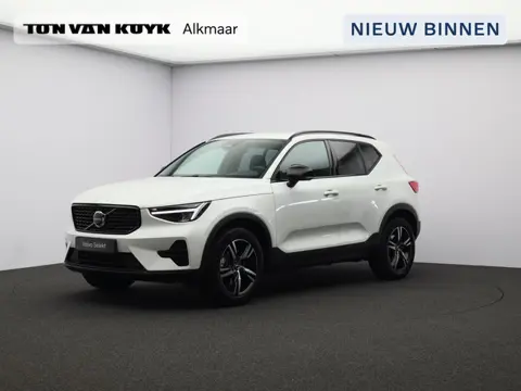 Volvo XC40 2.0 B4 Plus Dark / Trekhaak / Stoel+stuur+voorruitverwarming / Privacy glass / Harman Kar