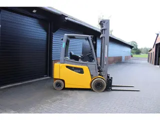 Jungheinrich EFG425ks heftruck elektrische triplex lepelversteling sideshift