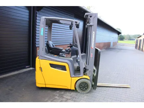 Jungheinrich EFG215 heftruck elektrische freelift triplex sideshift