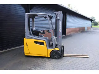 Jungheinrich EFG216 heftruck elektrische freelift triplex sideshift