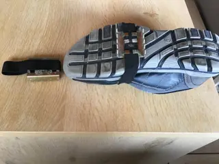 2 Metalen haken om te plaatsen onder je schoen