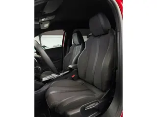 Foto 15 van Peugeot 2008 1.2 Hybrid 145 GT CarPlay 360° Camera