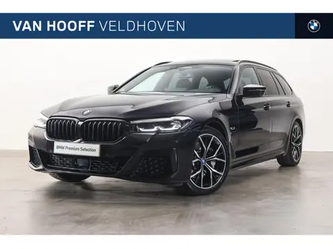 BMW 5 Serie Touring 530e xDrive M Sport Automaat / Panoramadak / Sportstoelen / Achteruitrijcamera /