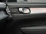 Foto 28 van Volvo XC40 2.0 B4 Plus Dark / Stuur- Stoelverwarming / Trekhaak / Harman Kardon / All-Season banden