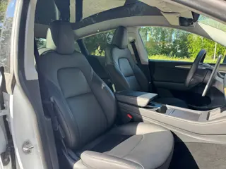Foto 19 van Tesla Model Y RWD 58 kWh Pano, Auto Pilot, Camera, 4x Stoelverwarming, NAP