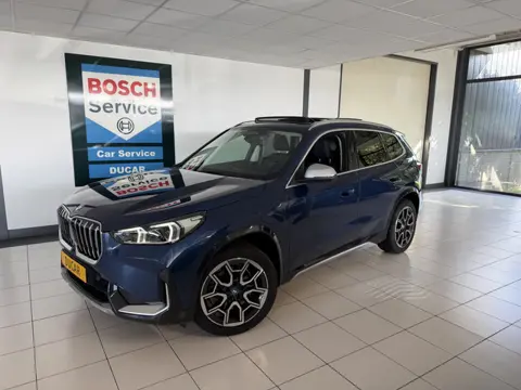 BMW X1 xDrive30e 327 PK Panoramadak / Leer / HUD / Trekhaak / 360 camera