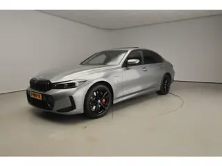 BMW 3 Serie Sedan 320e | M-Sportpakket | LED | Leder | Navigatie | Schuifdak | Sportstoelen | Stoelv