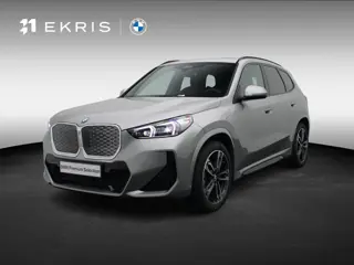 BMW iX1 eDrive20 M Sportpakket | Premium Pack | Travel Pack | SoH 100% | Trekhaak | Panoramadak | Pa