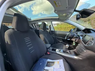 Foto 14 van Peugeot 308 1.2 PureTech Allure-NL auto-NW RIEM-Navi-Trekhaak-Camera-Pano-