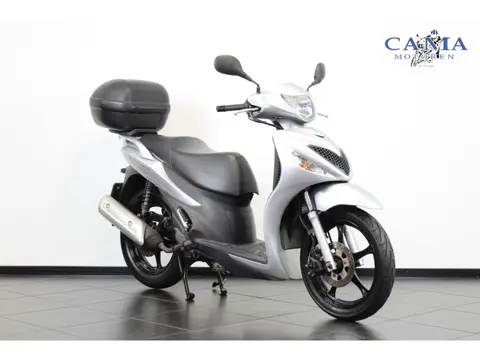 Suzuki Sixteen 150 (bj 2009)