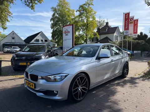BMW 3-SERIE 320I EXECUTIVE AUTOMAAT / NAVI / AIRCO-ECC / CRUISE CTR. / AFN. TREKHAAK / 19'' LM-VELGEN