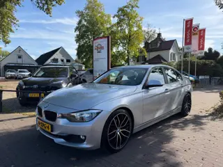 BMW 3-SERIE 320I EXECUTIVE AUTOMAAT / NAVI / AIRCO-ECC / CRUISE CTR. / AFN. TREKHAAK / 19'' LM-VELGEN