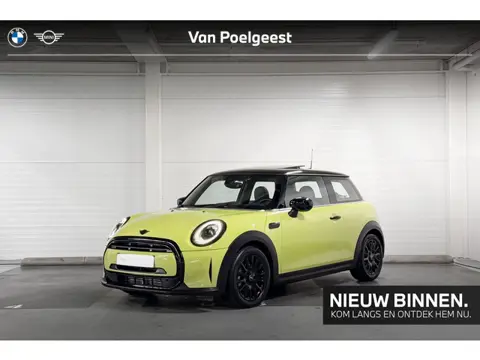 MINI 3-Deurs Cooper Classic | Stoelverwarming | Panoramadak | Achterruitrijcamera | Head-Up Display