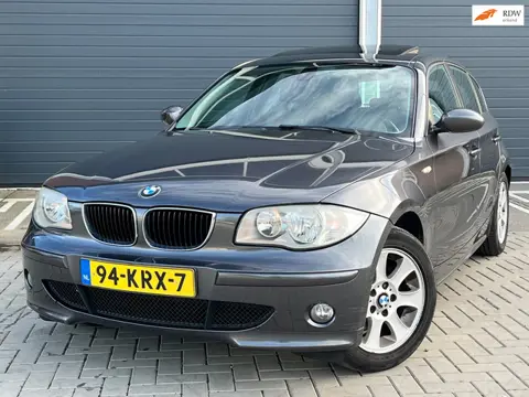 BMW 1-serie 120i Anniversary KOOPJE! AUTOMAAT 120i SCHUIFDAK RIJD SCHAKELT GOED CLIMA IJSKOUD