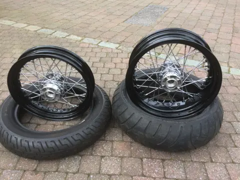 Harley cross bones velgen met banden in prima staat.