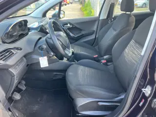 Foto 11 van Peugeot 208 1.0 VTi Access - LET OP TIK IN DE MOTOR !