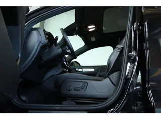 Foto 20 van Volvo XC40 B4 Plus Black Edition | Panoramadak |  | Semi-Electrische wegklapbare Trekhaak | Verwarmb
