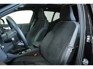 Foto 11 van Volvo XC40 B4 Plus Black Edition | Panoramadak |  | Semi-Electrische wegklapbare Trekhaak | Verwarmb