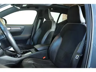 Foto 11 van Volvo XC40 Recharge P8 AWD R-Design | Panoramadak | Semi-Electrische Wegklapbare Trekhaak | Harman K