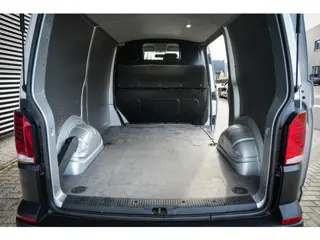 Foto 11 van Volkswagen Transporter 2.0 TDI L1H1 28 Comfortline | Navi | Bluetooth | Metallic lak | Trekhaak | El