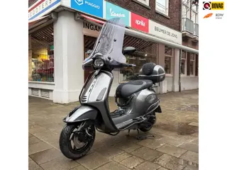 Foto 11 van Vespa Scooter Vespa Sprint 125 S ABS Custom Nardo Grey, super dikke custom motorscooter voorzien van