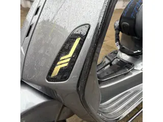 Foto 12 van Vespa Scooter Vespa Sprint 125 S ABS Custom Nardo Grey, super dikke custom motorscooter voorzien van